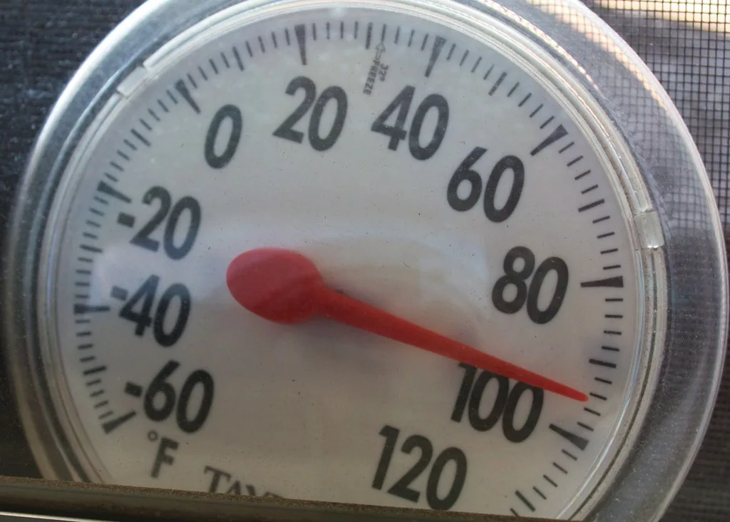 Thermometer en hittehaze boven een Limburgs landschap tijdens de hittegolf van juni 2026